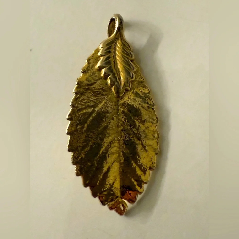 Stunning Gold Plated Leaf Pendant - Picture 3 of 3